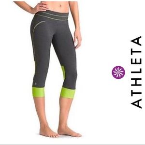 Athleta Vibe Relay Capri Leggings